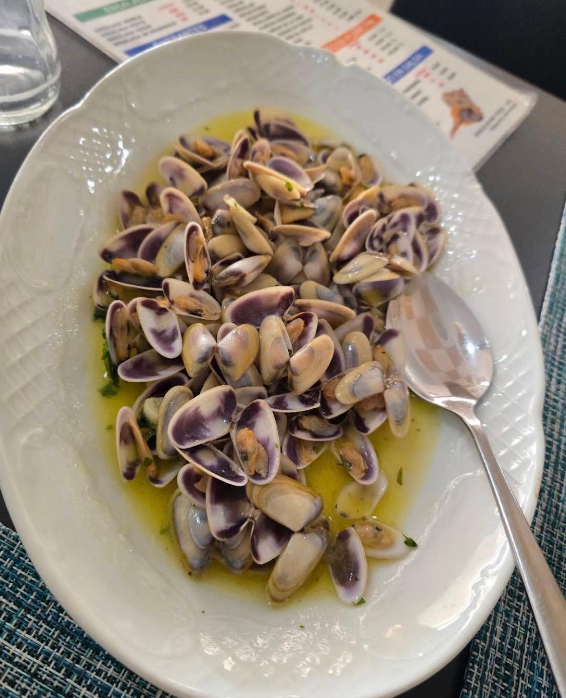 Clams in white wine and olive oil